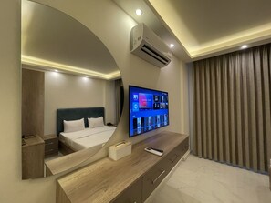 Deluxe Double Room, 1 King Bed, City View | Bathroom | Shower, hydromassage showerhead, free toiletries, hair dryer