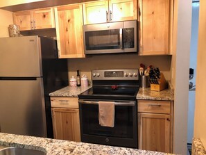 Kjøleskap, mikrobølgeovn, ovn og kokeplater