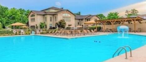 Een verwarmd zwembad