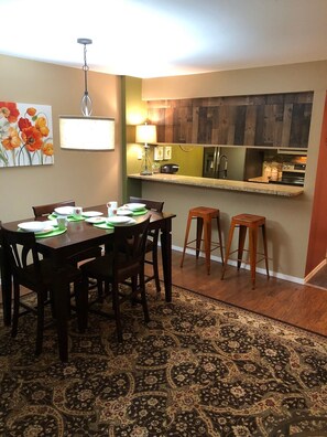 Dining - Beautiful Condo on the 16th green! Dog friendly-with approval…Golf discounts! (Branson)