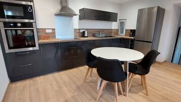 Een koelkast, een microgolfoven, een oven, een kookplaat