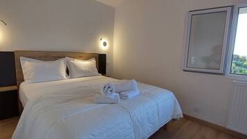 1 slaapkamer, een strijkplank/strijkijzer, gratis wifi, beddengoed