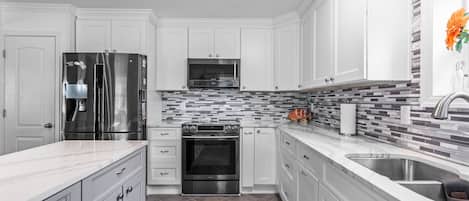 Frigorífico, microondas, horno y placa de cocina