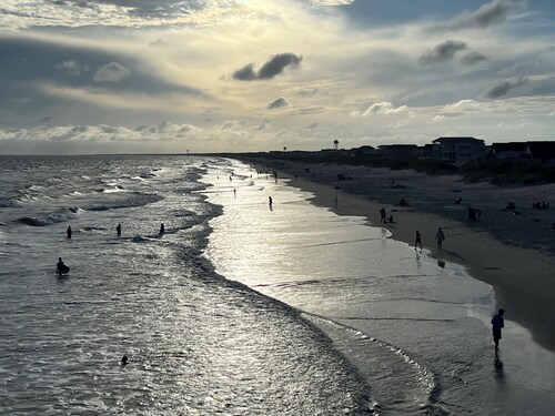 Walk to Beach • Hot Tub • Pool Table • Ideal for Long Stays