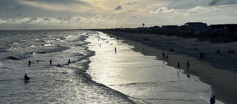 Walk to Beach • Hot Tub • Pool Table • Ideal for Long Stays