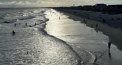 Walk to Beach • Hot Tub • Pool Table • Ideal for Long Stays