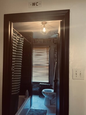 Chuveiro/banheira combinados, secador de cabelo, bidê, toalhas de banho
