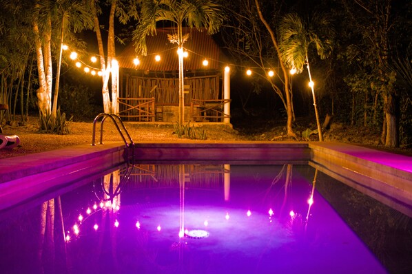 Piscina a l'aire lliure i gandules