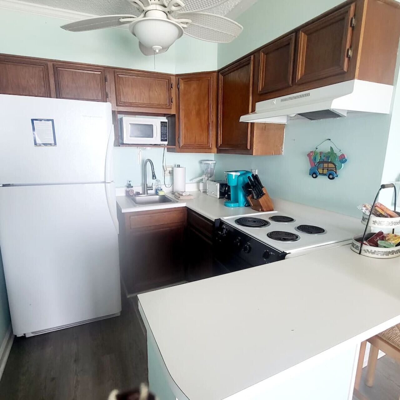 Frigorifero, microonde, forno, piano cottura