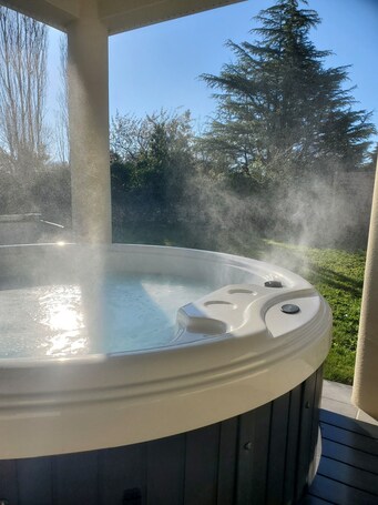 Bain à remous extérieur. Gîte famille et bien être Lou