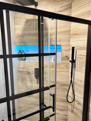 Badewanne, Haartrockner, Handtücher, Seife