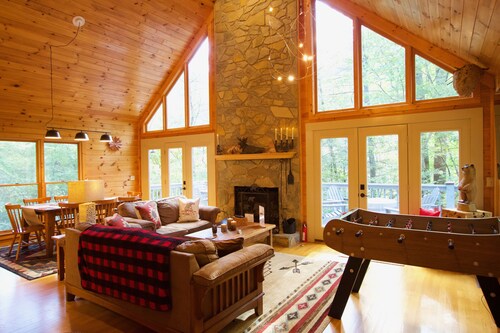 Luxury Blue Ridge Cabin with Hot Tub & Game Room - Sleeps 8