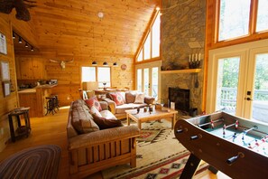 Smart TV, chimenea, videojuegos y futbolito