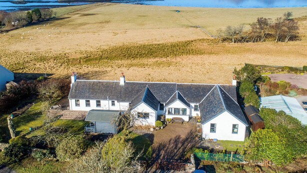 A white house with a sloped roof, a fenced yard, and a view of a lake and mountains. - 4 bedroom accommodation in Appin (Appin)