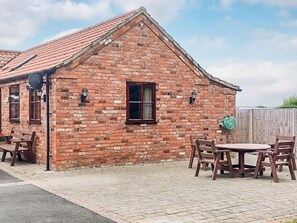 Outdoor dining - 1 bedroom accommodation in Addlethorpe, near Skegness (Addlethorpe, near Skegness)