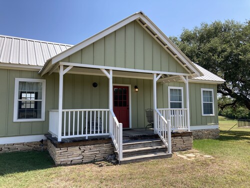 Cozy 2 Bedroom Cottage - 3/4 Mile to Round Top Center!