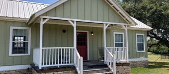 Cozy 2 Bedroom Cottage - 3/4 Mile to Round Top Center!