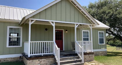 Cozy 2 Bedroom Cottage - 3/4 Mile to Round Top Center!