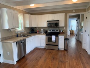 ثلاجة، ميكروويف، فرن، موقد طهي مسطح