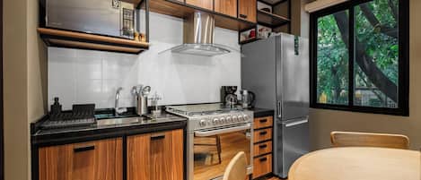 Appartamento Deluxe | Cucina privata | Frigorifero con congelatore, microonde, forno, piano cottura