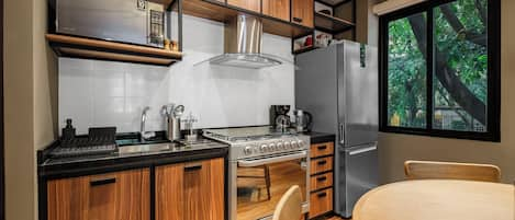 Deluxe Apartment | Private kitchen | Full-sized fridge, microwave, oven, stovetop