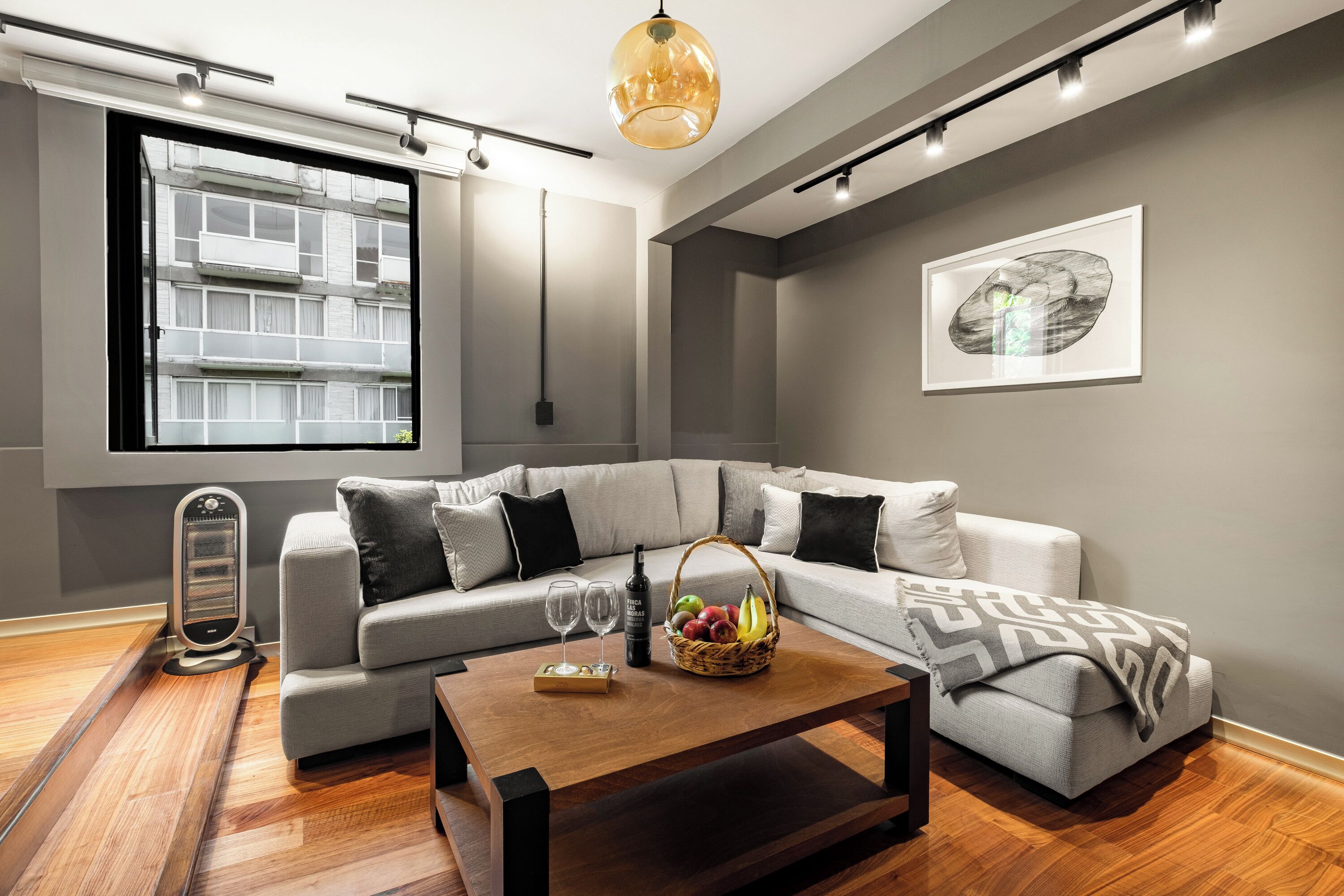 Departamento Premier | Área de sala de estar | Smart TV de 50 pulgadas con canales por cable y televisión 