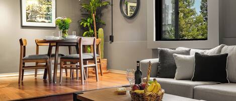 Departamento Premier | Área de sala de estar | Smart TV de 50 pulgadas con canales por cable y televisión