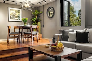 Appartement Premier | Aire de séjour | Téléviseur connecté de 50 po avec télévision par câble, téléviseur