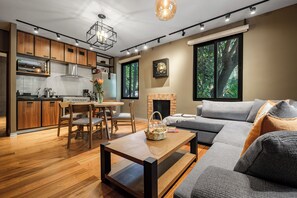 Deluxe Apartment | Living area | 50-inch Smart TV with cable channels, TV - Nido Roma Norte (Mexico City)