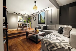 Appartement Premier | Aire de séjour | Téléviseur connecté de 50 po avec télévision par câble, téléviseur