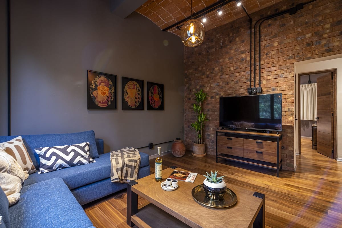 Executive appartement | Woonruimte | Een 50-inch smart-tv met kabelzenders en een televisie