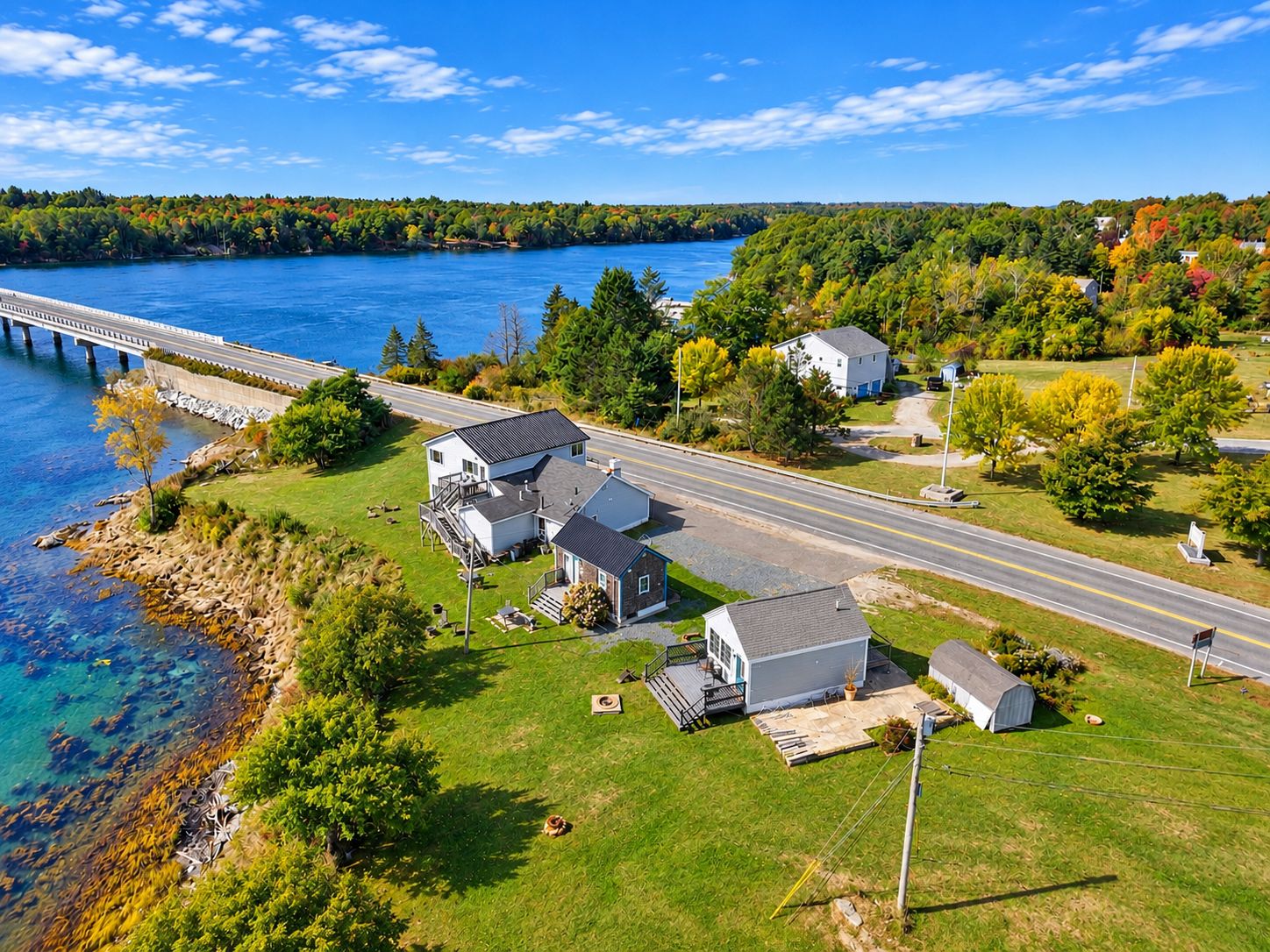 Un quartier résidentiel avec des maisons situées près d’une rivière et d’un pont.