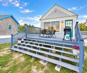 A deck with outdoor furniture and a barbecue grill.