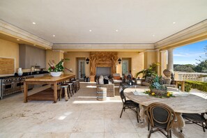 Outdoor dining - Impeccable Italian Villa (Santa Barbara)