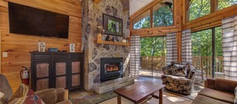 Gorgeous 4BD Lodge NEAR TOWN! HOT TUB +Game Room!