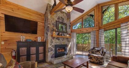Gorgeous 4BD Lodge NEAR TOWN! HOT TUB +Game Room!