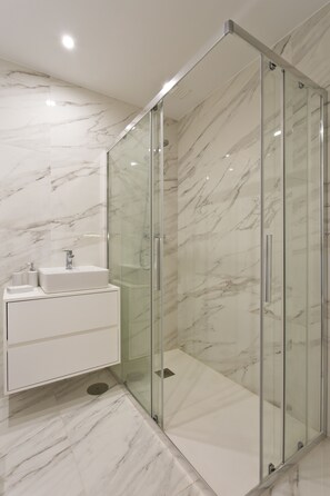 Dusche, Haartrockner, Handtücher, Seife