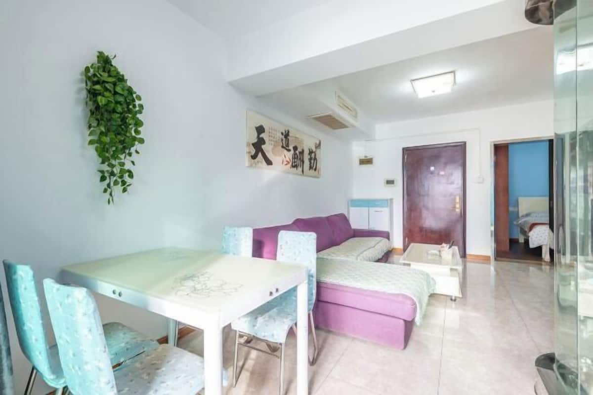 Una habitación con una mesa de comedor, sillas, un sofá y una cama.