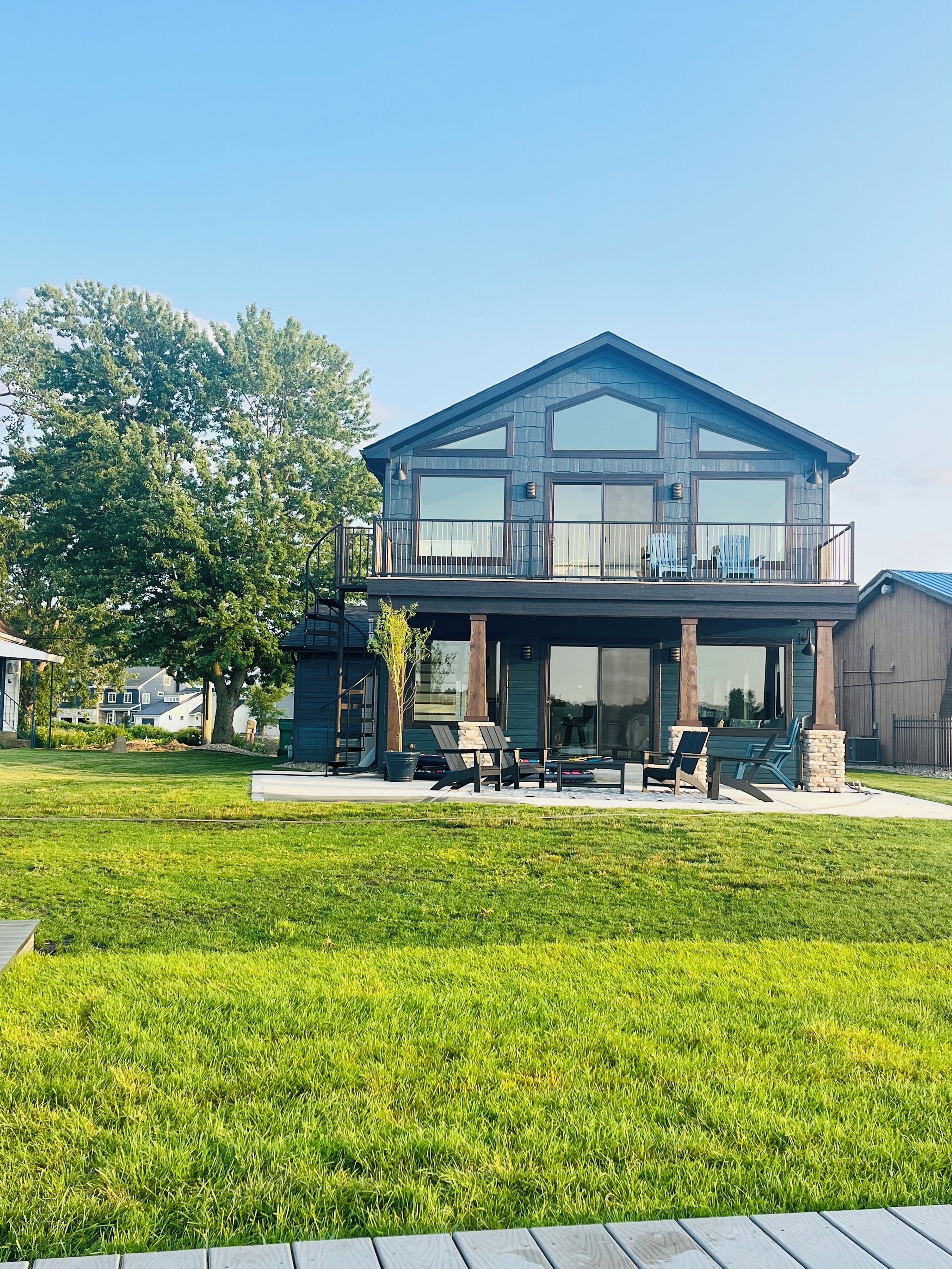 Fresh, sleek, retreat on Pine Lake