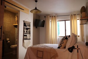 Deluxe Room | Individually decorated, iron/ironing board, free WiFi, bed sheets - Hotel Boutique Casa Damiana (Lagos de Moreno)