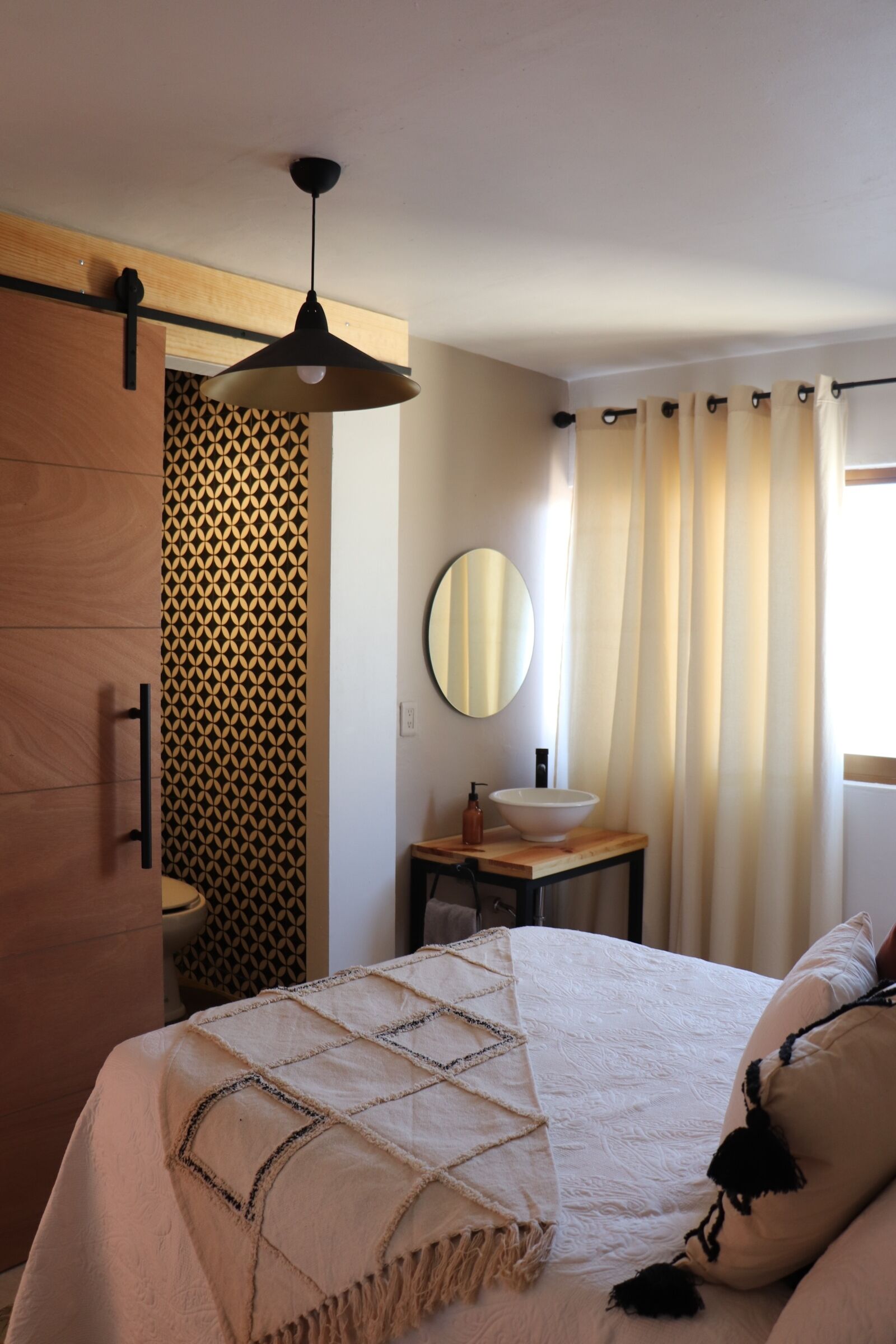 Design kamer | Individueel gedecoreerd, een strijkplank/strijkijzer, gratis wifi