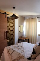 Habitación de diseño | Decoración individual, tabla de planchar con plancha, wifi gratis