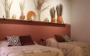 Habitación doble de diseñador | Decoración personalizada, tabla de planchar con plancha y wifi gratis 