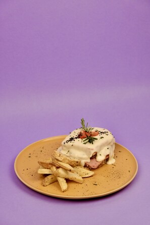 A plate with a sandwich and fries on a purple background. - Hotel Boutique Casa Damiana (Lagos de Moreno)