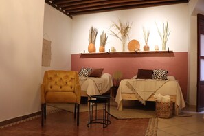 Habitación doble de diseñador | Decoración personalizada, tabla de planchar con plancha y wifi gratis 