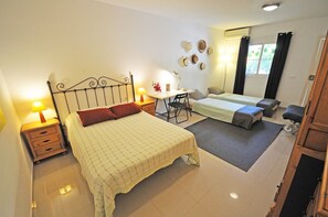 3 slaapkamers, een strijkplank/strijkijzer, gratis wifi, beddengoed