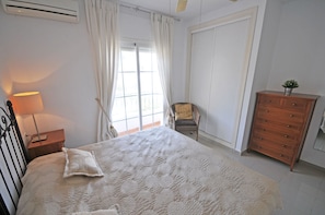 3 chambres, fer et planche à repasser, Wi-Fi gratuit, draps fournis