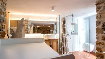 Haartrockner, Handtücher, Seife, Shampoo