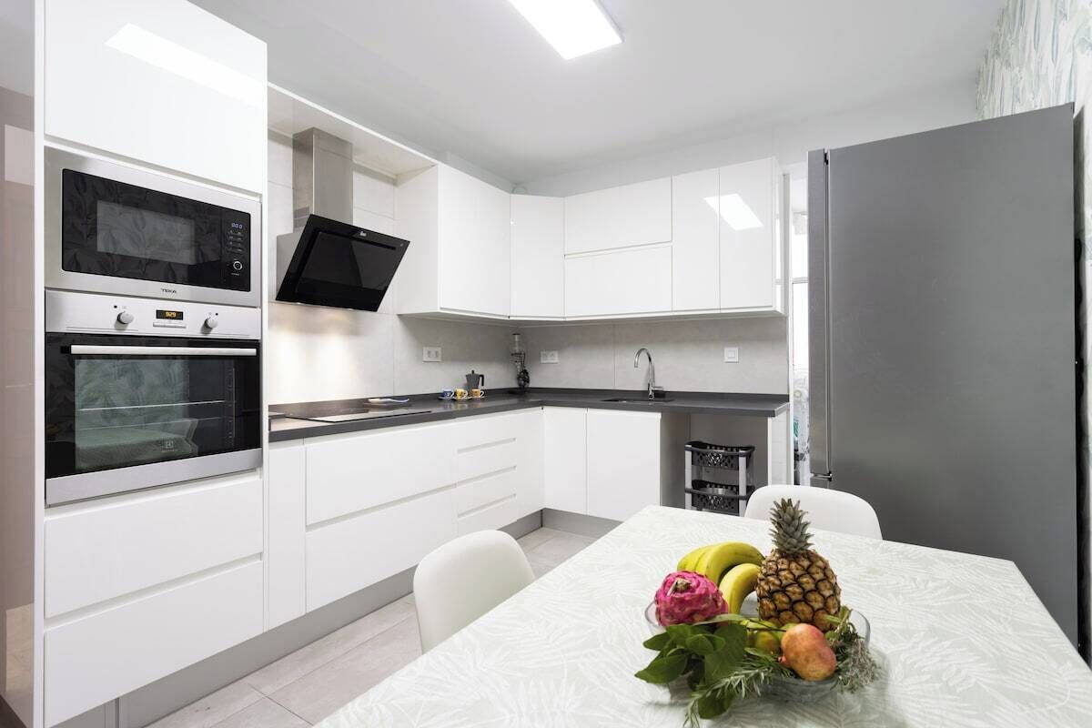 Een magnetron, een oven, een kookplaat, een koffiezetapparaat/waterkoker