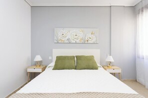 4 bedrooms, desk, iron/ironing board, WiFi